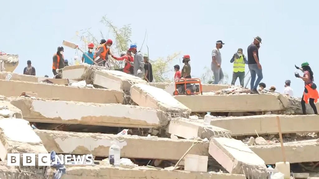 ‘Hoping beyond hope’: Rescue continues at collapsed La Guaira building