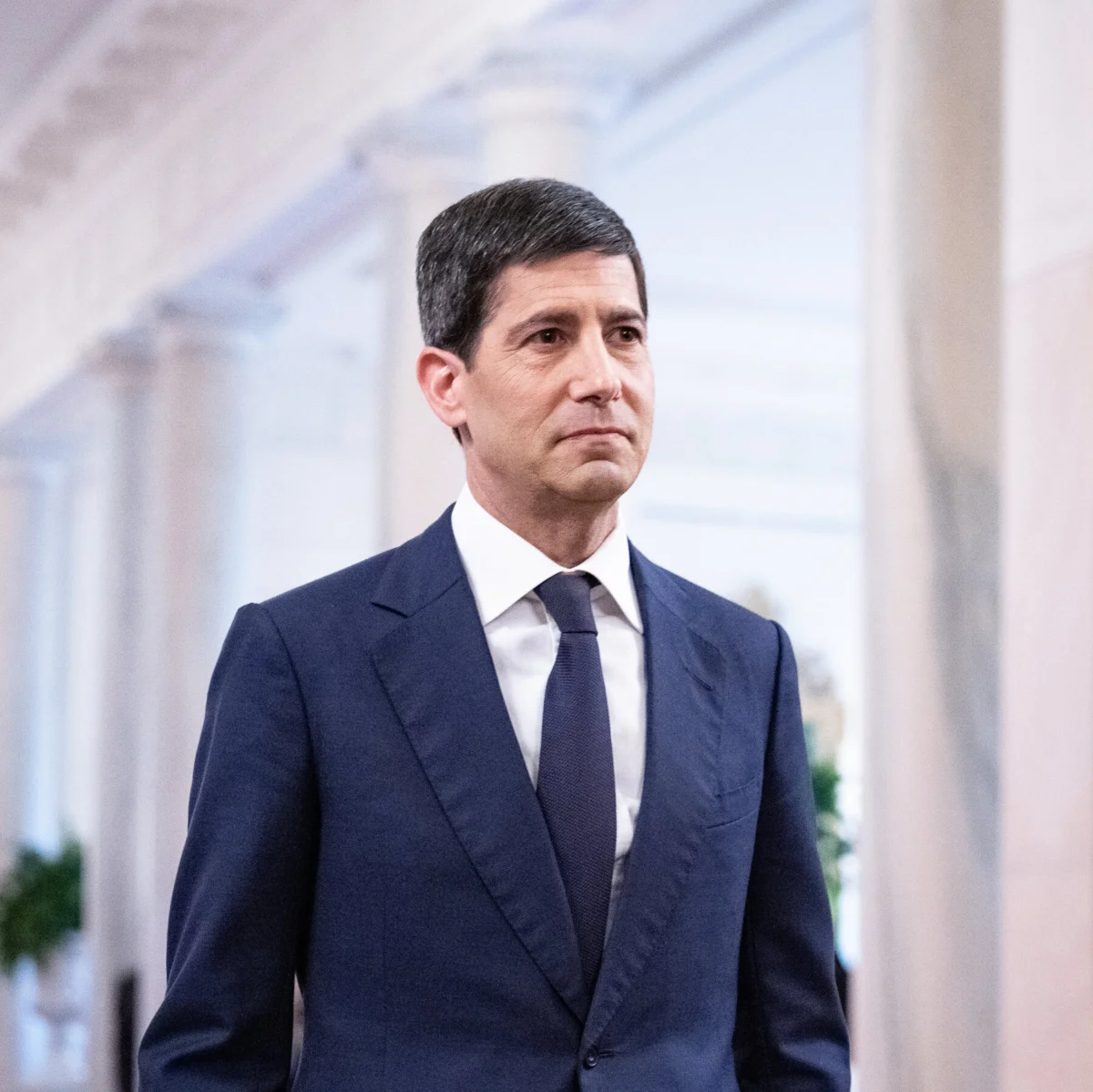 Warsh Faces Tightrope Walk at First Fed Meeting