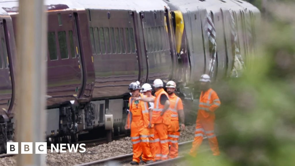 Train Collision in Kent Leaves Driver Dead, Hundreds Stranded