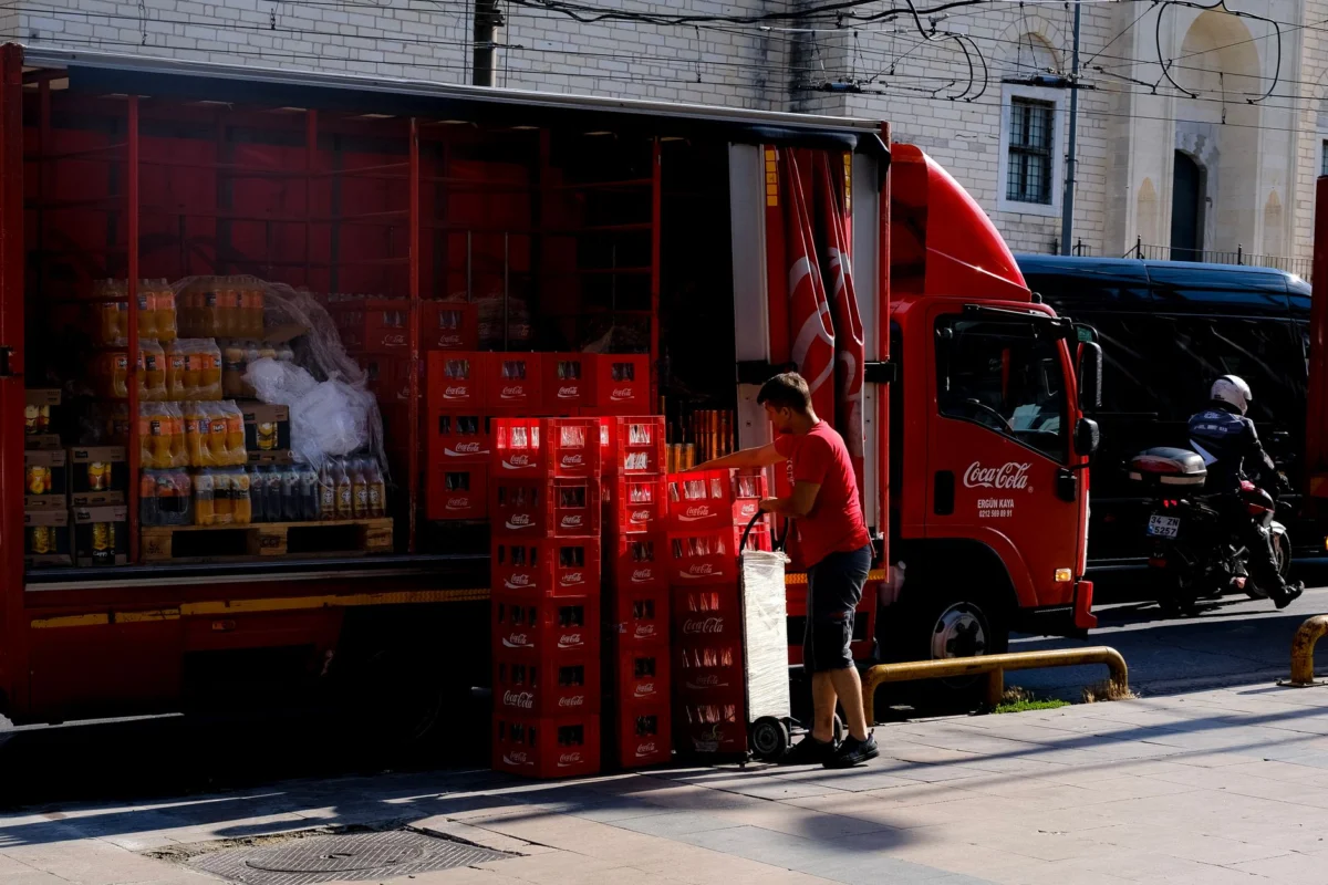 Coca‑Cola Stock Swings as Analysts Trim Forecasts