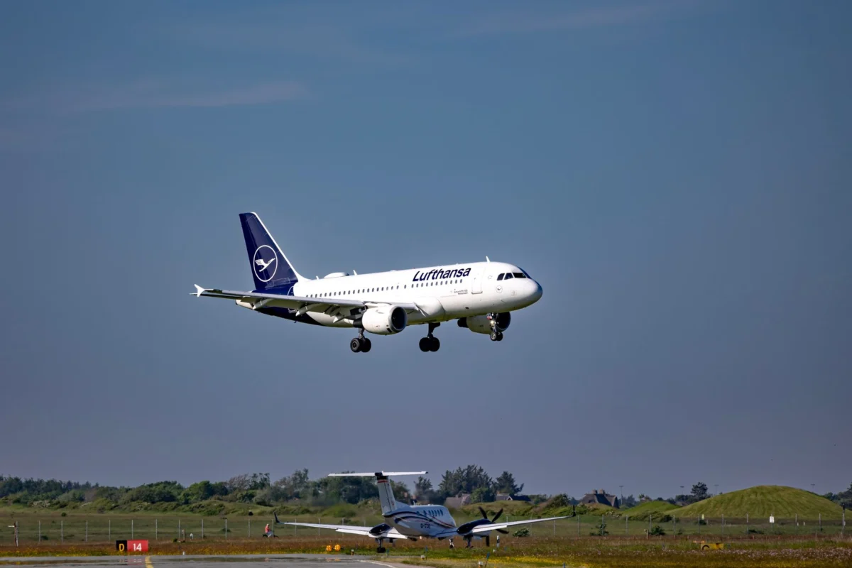 Lufthansa Shares Spike Over 5% as Oil Prices Plunge