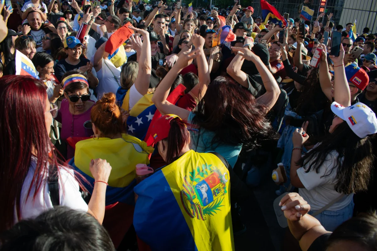 Rescue Teams Battle Amid Venezuela Earthquakes After 900 Deaths