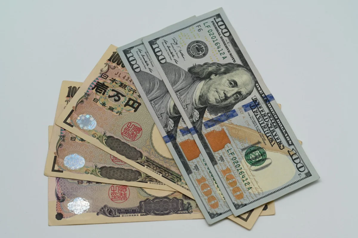 Yen Slump Hits New 40‑Year Low Near ¥162.50