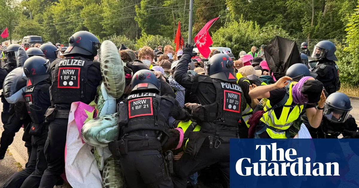 Riot Police Clash with Protesters Over AfD Conference in Erfurt