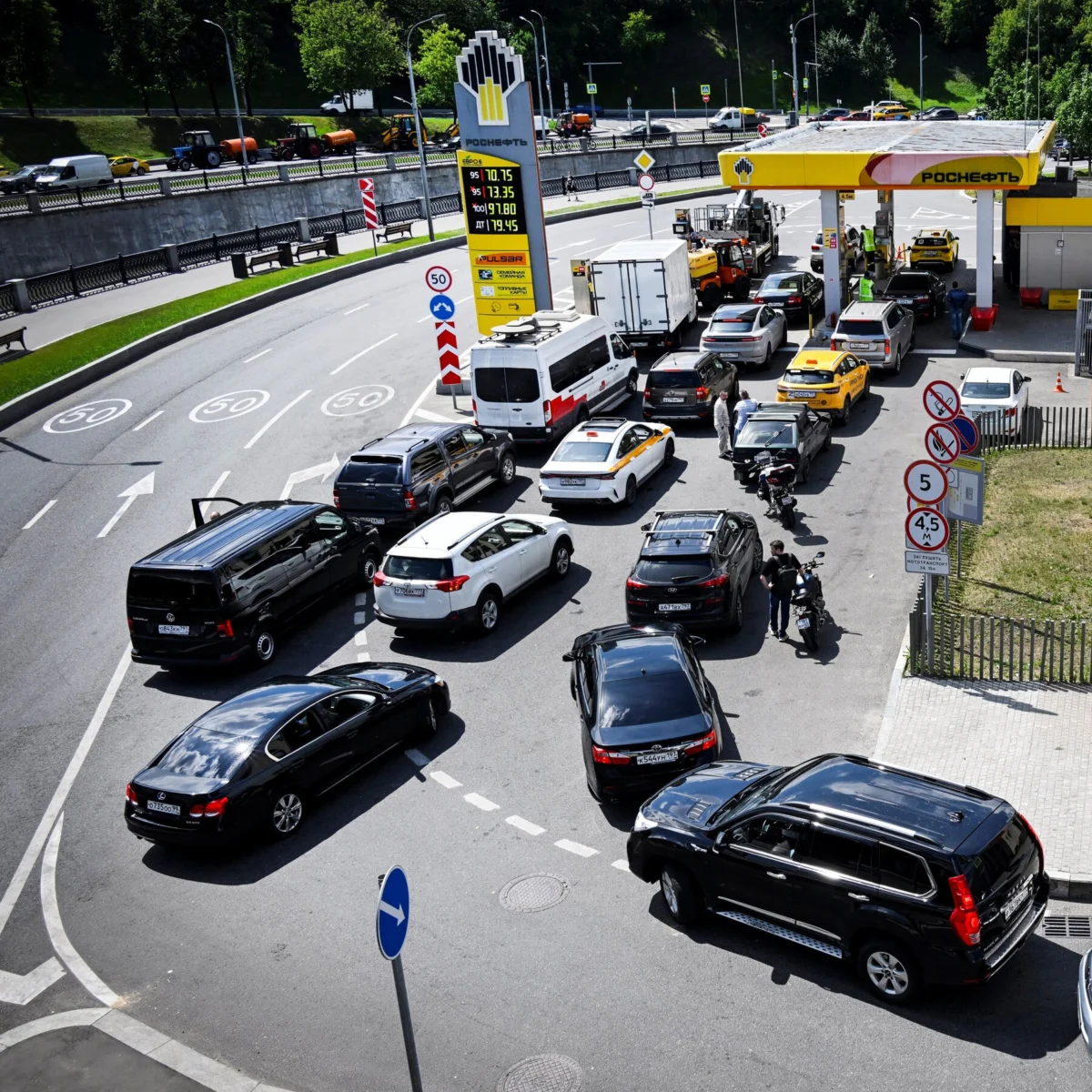 Long Gas Lines Expose Wartime Russia’s Shortages