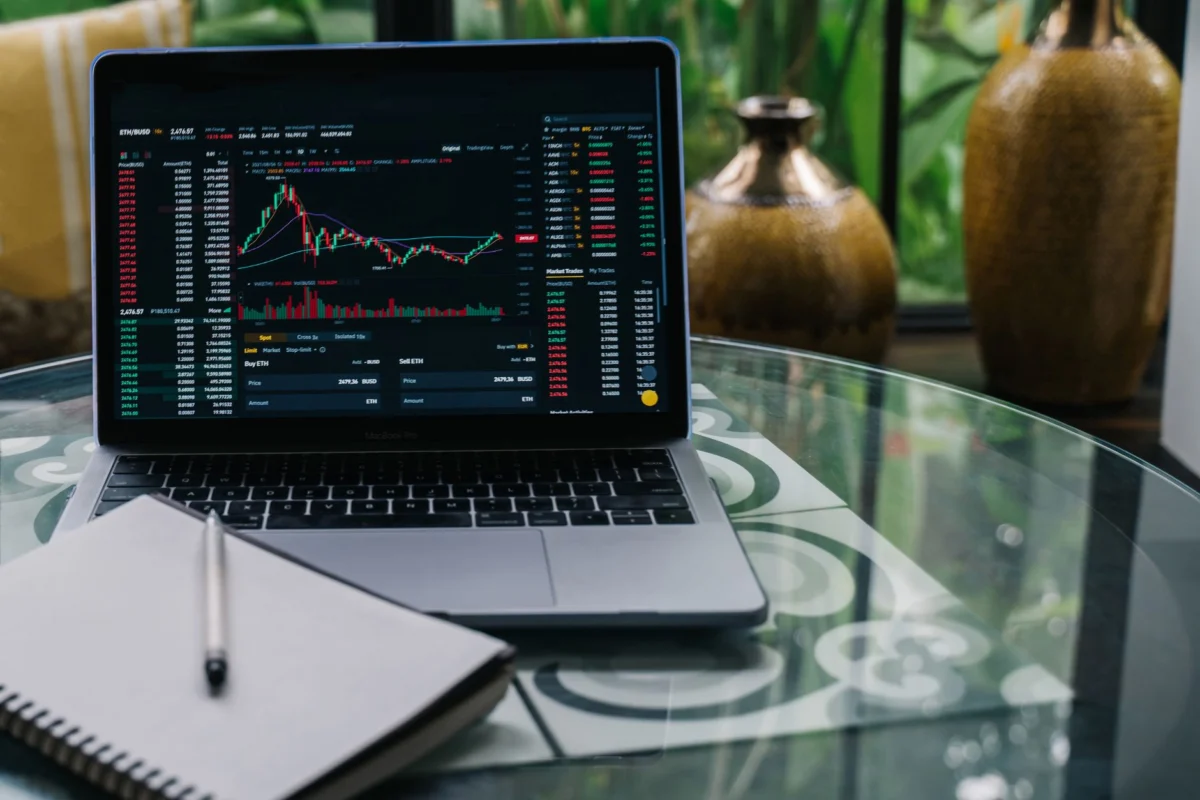 Stocks Dip as Sluggish July Shuffles In
