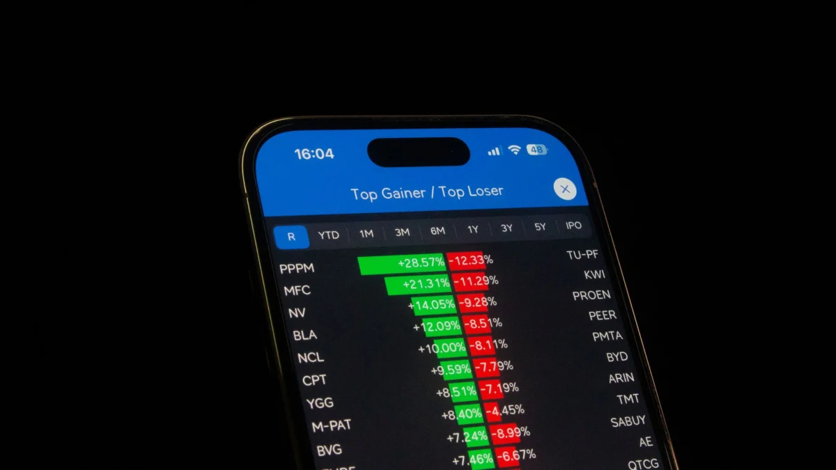 Wall Street Rises as Chip Stocks Recover
