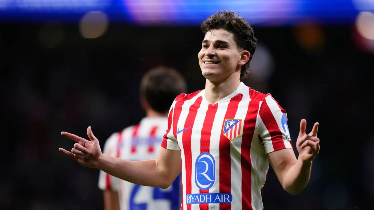 Neville urges Arsenal to sign Alvarez before transfer deadline