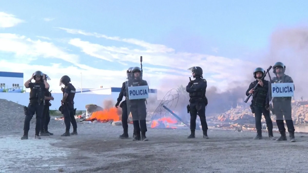 Anti-migrant protesters burn tents, block aid in Ceuta