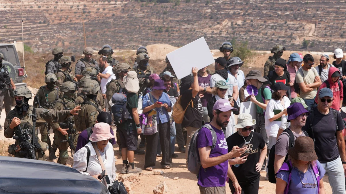 Israeli soldiers block aid to besieged Palestinians