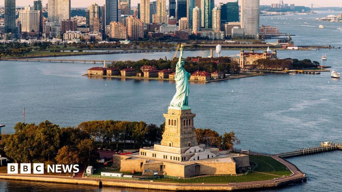 Man arrested after boat capsizes near Statue of Liberty
