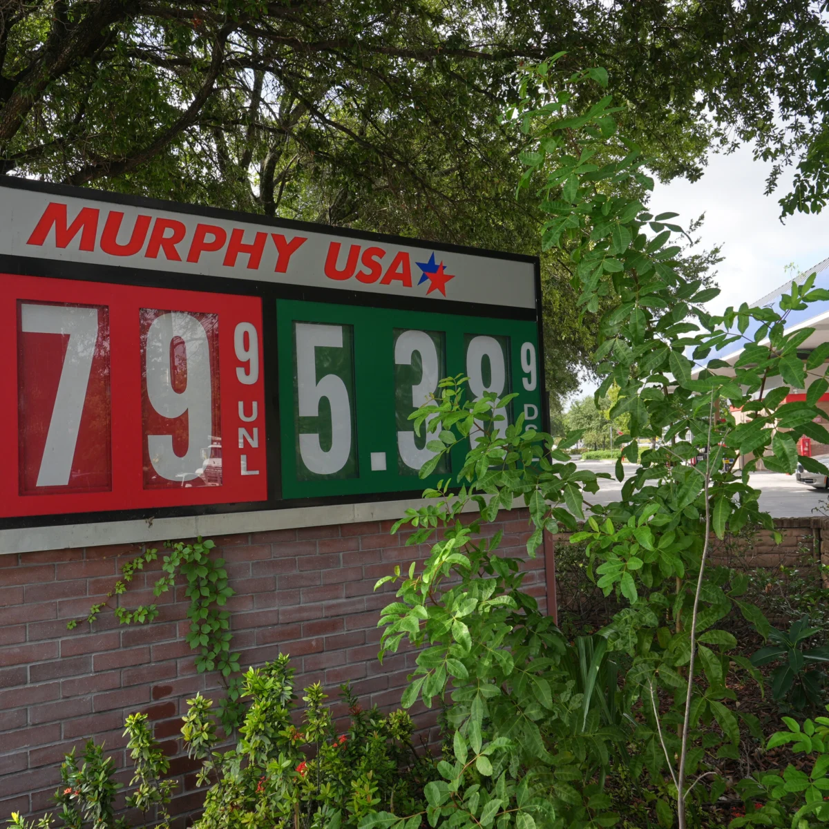 Oil Prices Drop as Fighting Pauses in Iran War