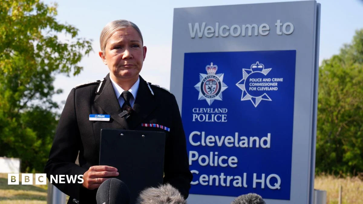 Two police officers and five young people killed in wrong-way crash