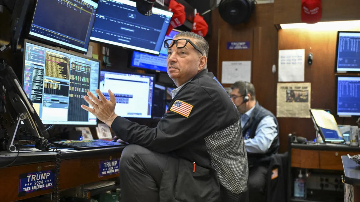 S&P 500 Rises as Yields Fall, Nasdaq Boosted by Chip Stocks