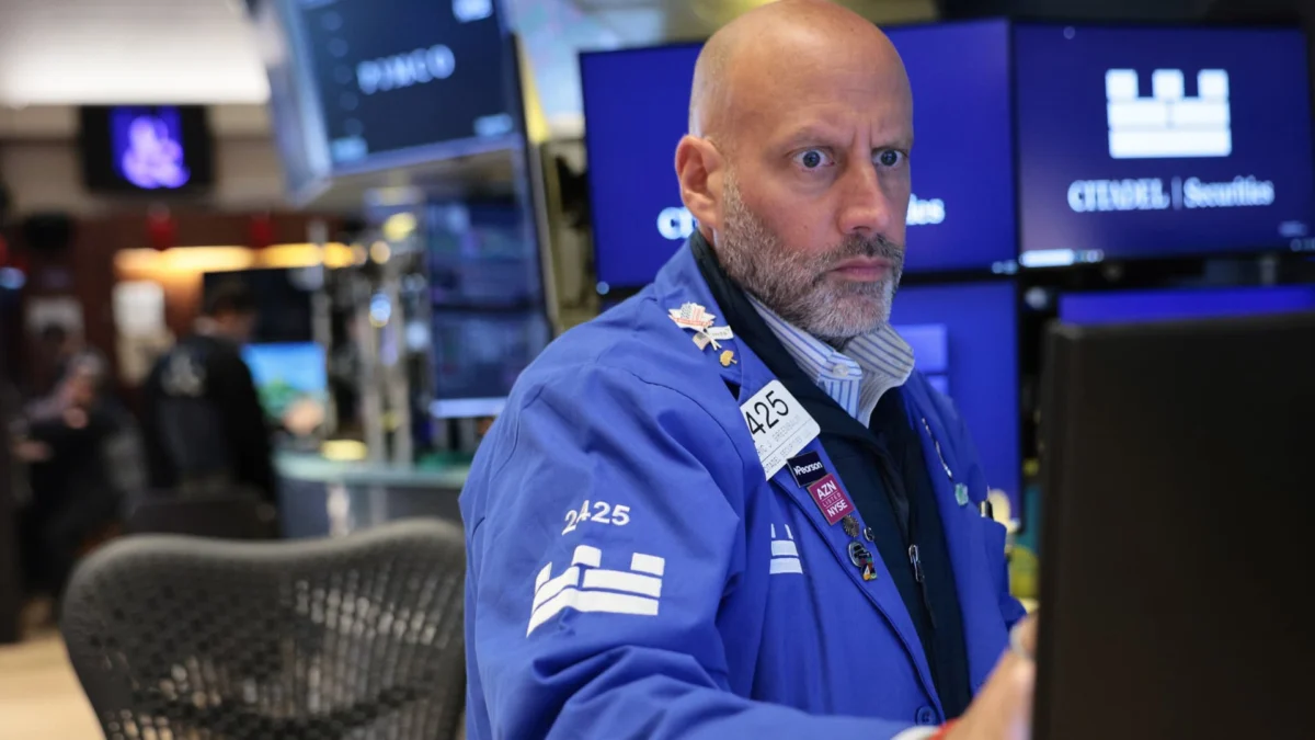 Dow drops 700 points as Treasury yields rise