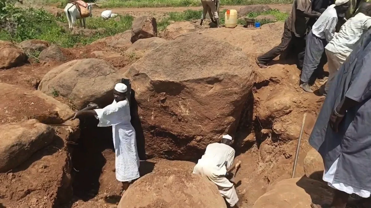 Sudanese Residents Repair Roads by Hand in Darfur