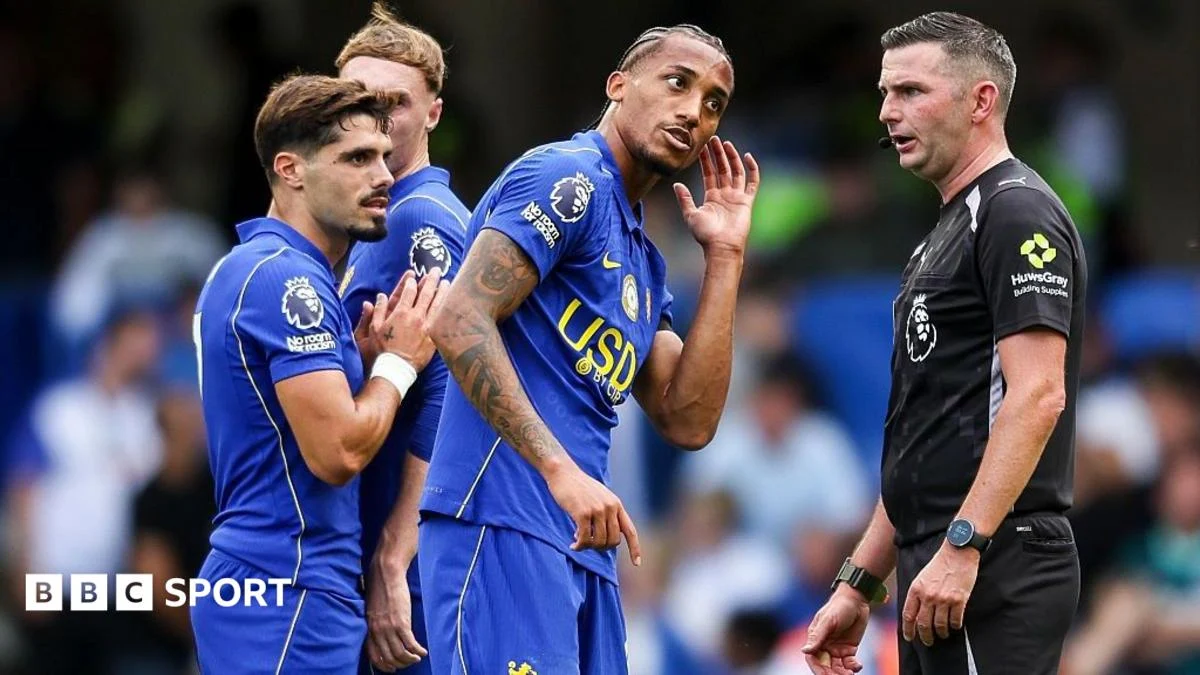 Referee Michael Oliver loses comms pack during Chelsea game
