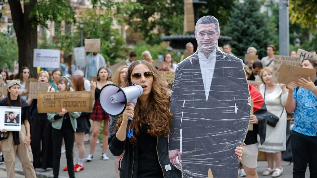Ukraine President Faces Challenge From Former Adviser