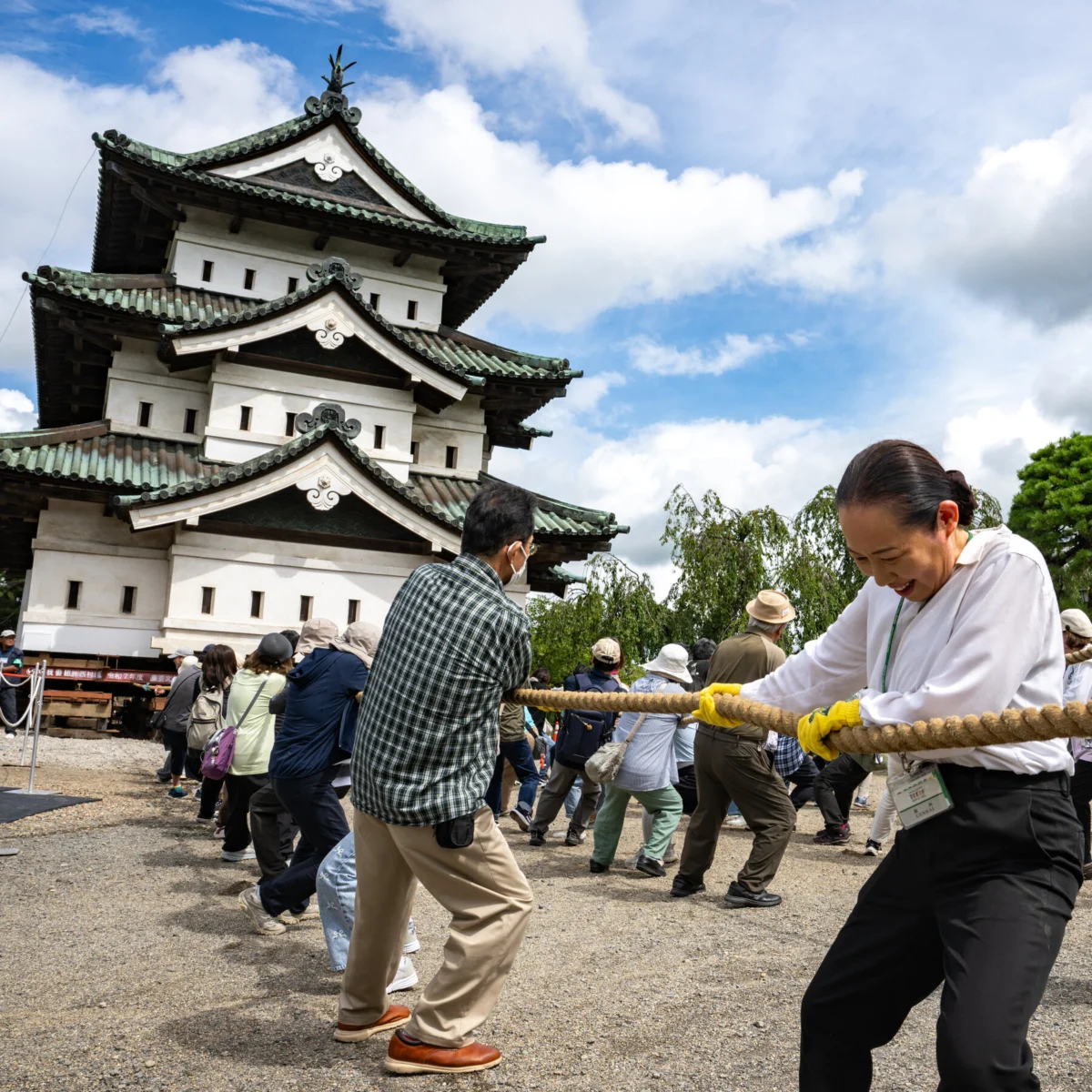 4,000 People Attempt to Move Hirosaki Castle by Hand