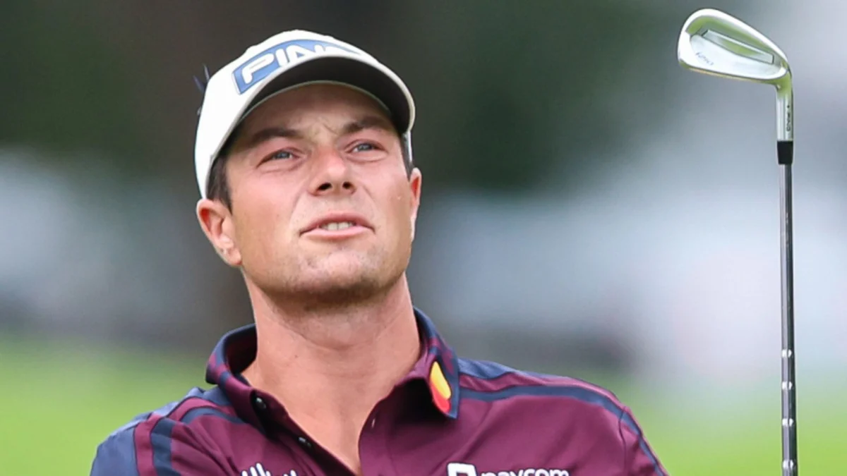 McIlroy battles back in Tour Championship after tough start