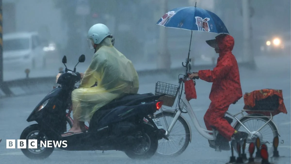 Typhoon Dolphin hits Okinawa, heads toward China