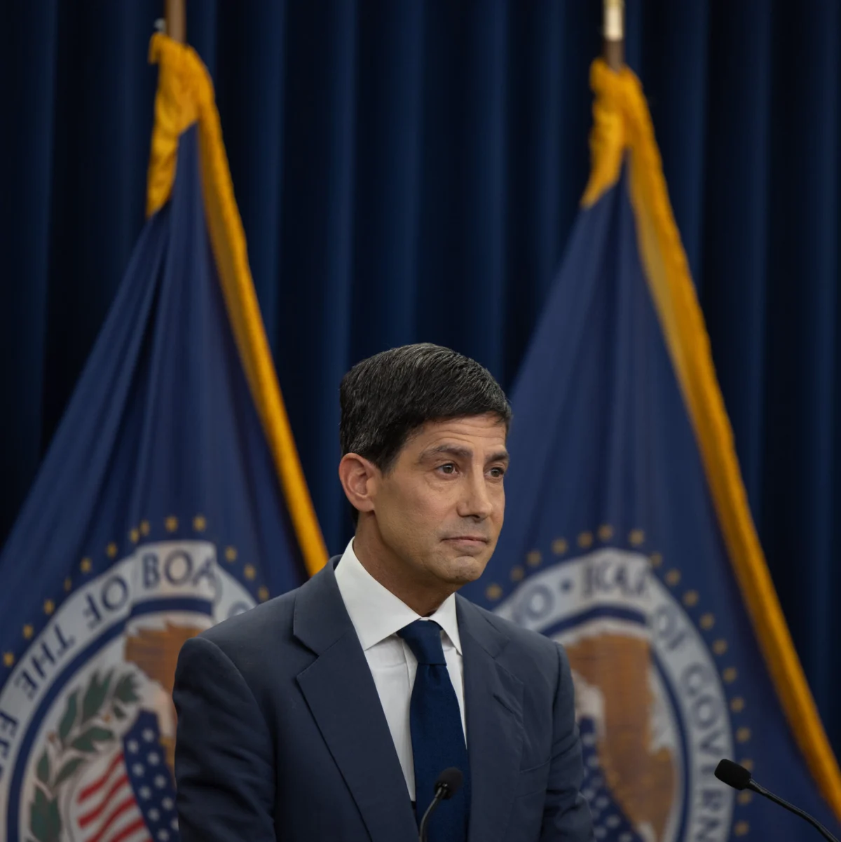 Warsh Considers Reducing Fed Meetings