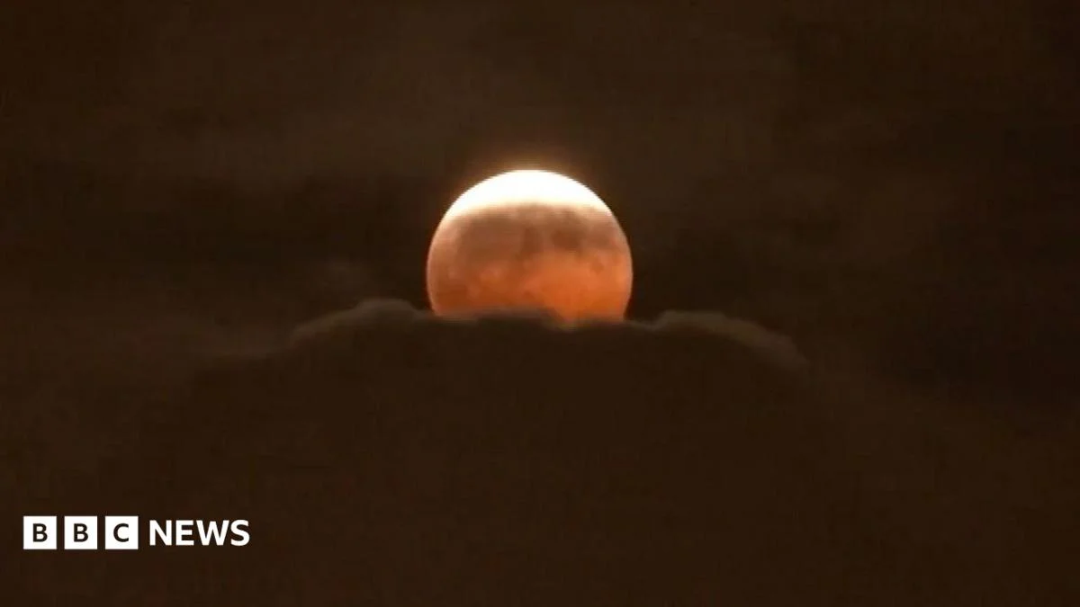Stargazers Glimpse ‘Blood Moon’ Lunar Eclipse