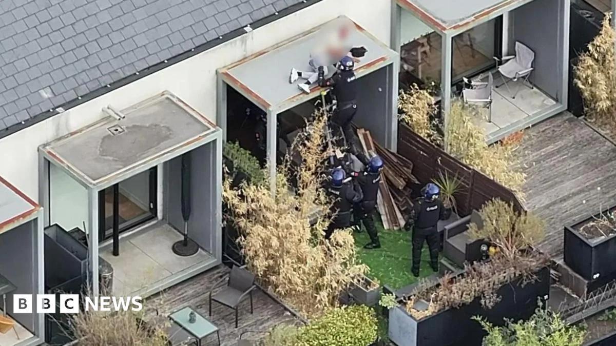 Police arrest wanted man sleeping on roof, two officers injured