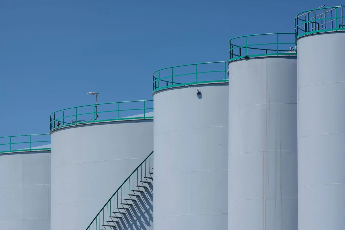 Global Oil Stockpiles Drop Sharply Amid Hormuz Tensions