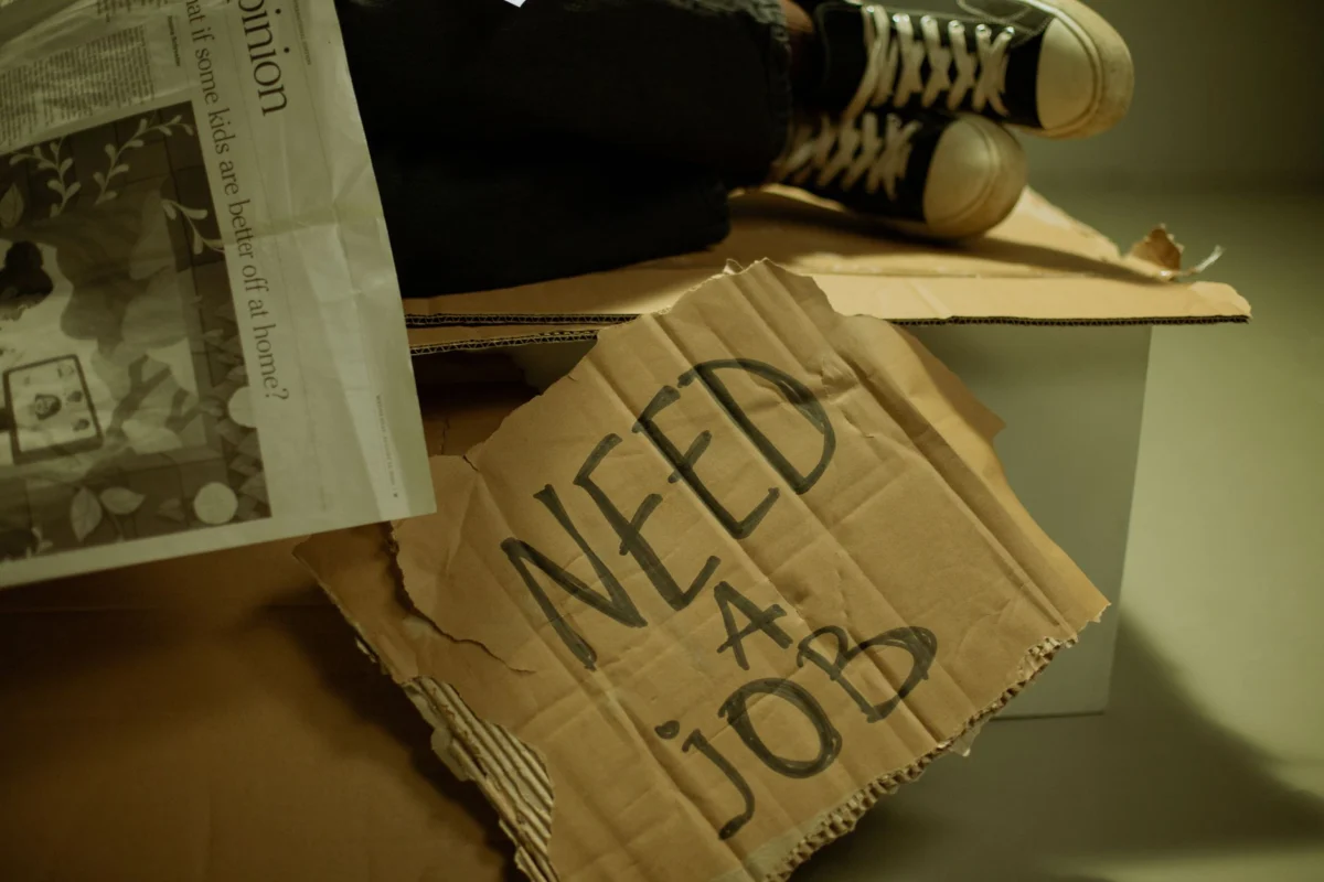 US unemployment claims fell last week, signaling job market steadiness