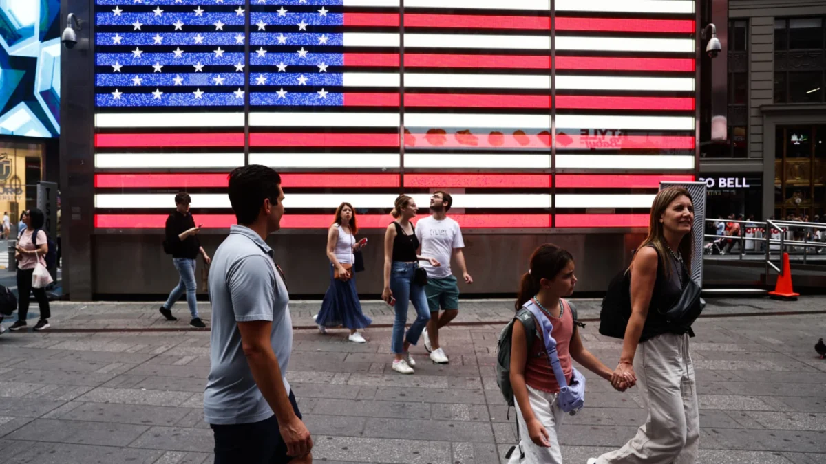US Incomes Rise, Poverty Falls in 2025 Census Data
