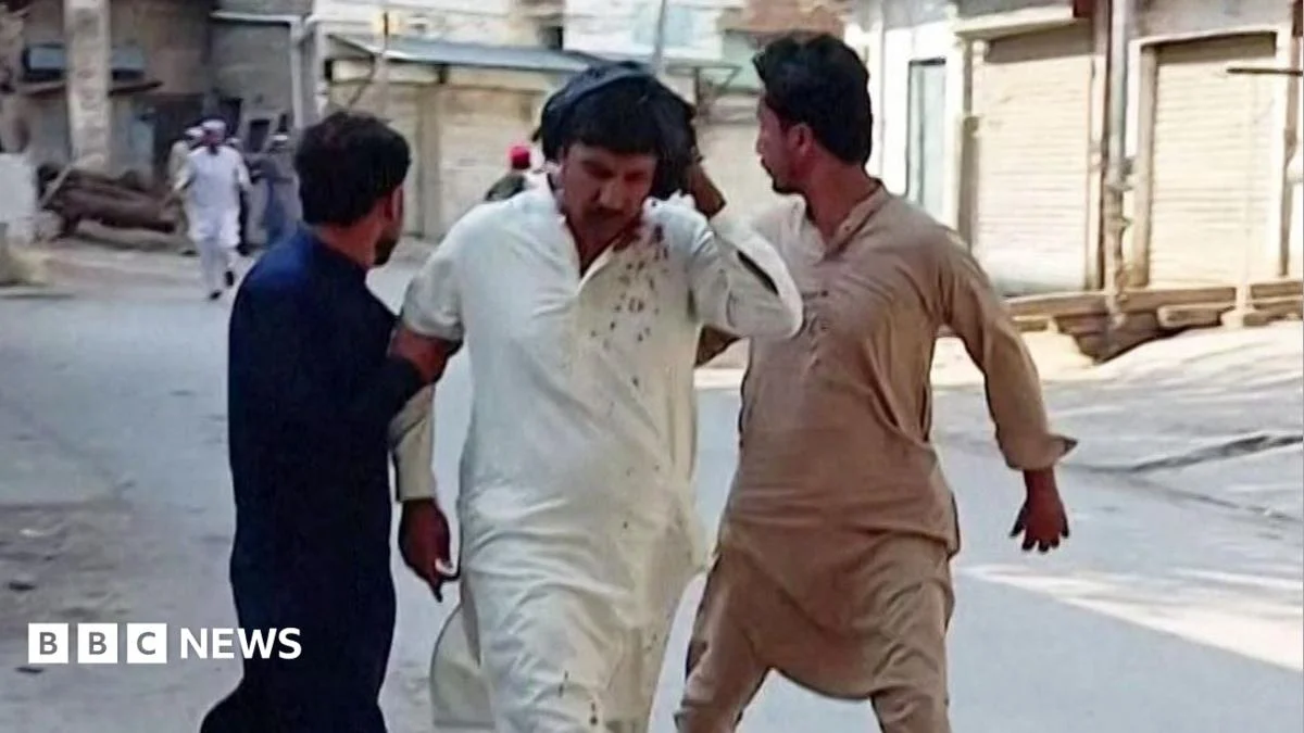 Vehicle loaded with explosives rams Pakistan mosque, 21 killed