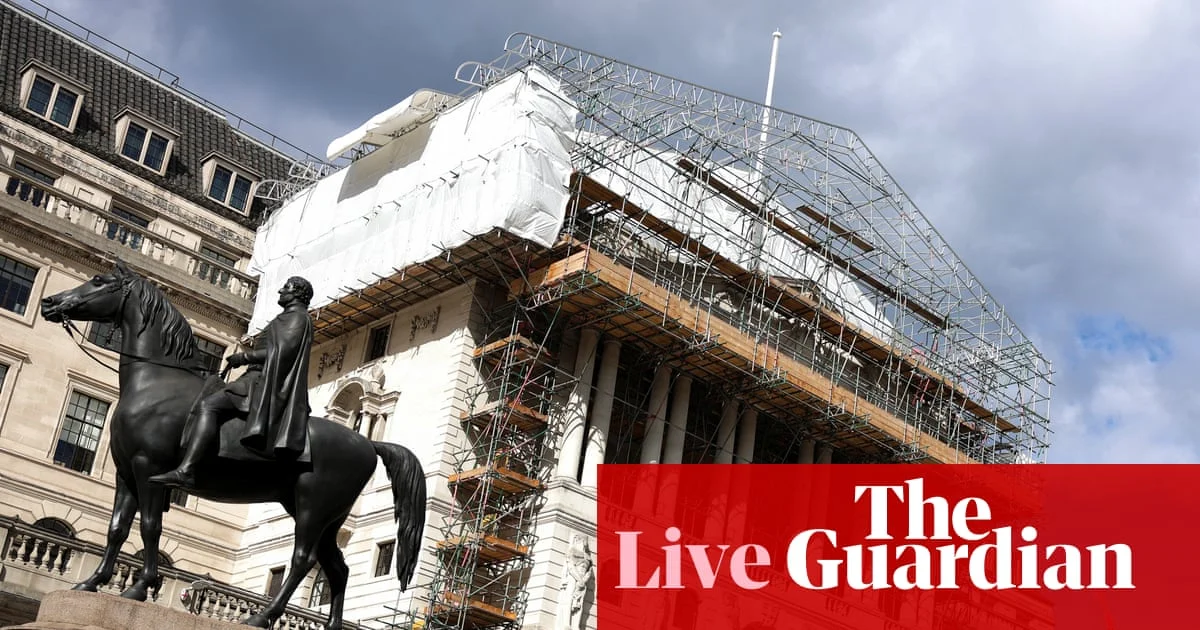 Bank of England Slows Bond Sales, Holds Interest Rates Steady