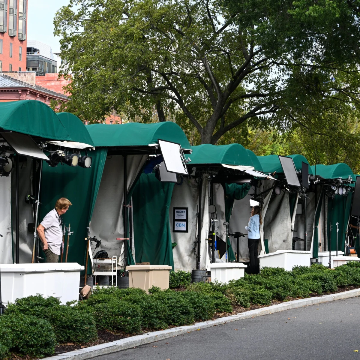 CNN and CBS Resume White House Coverage After Standoff