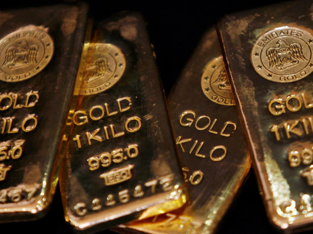 Gold Falls as Oil Prices Rise and US Dollar Strengthens