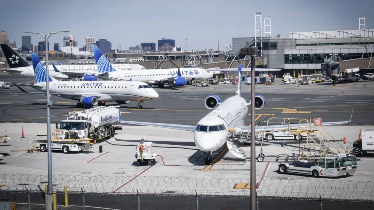 Verizon Fiber Cut Disrupts Hundreds of Flights at Newark, Philly Airports