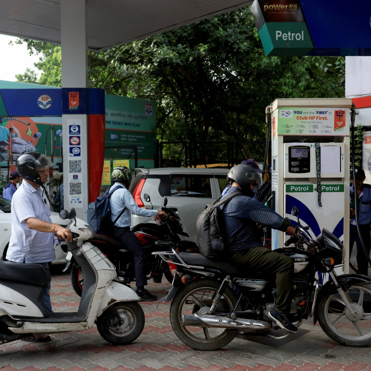 India Caught Between Trump Tariff Threat and Russian Oil Dependence
