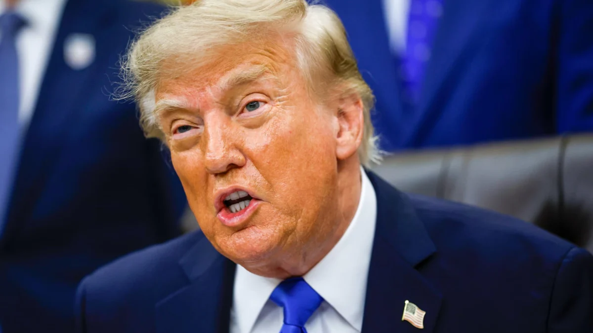 Trump Bans Media From White House Access