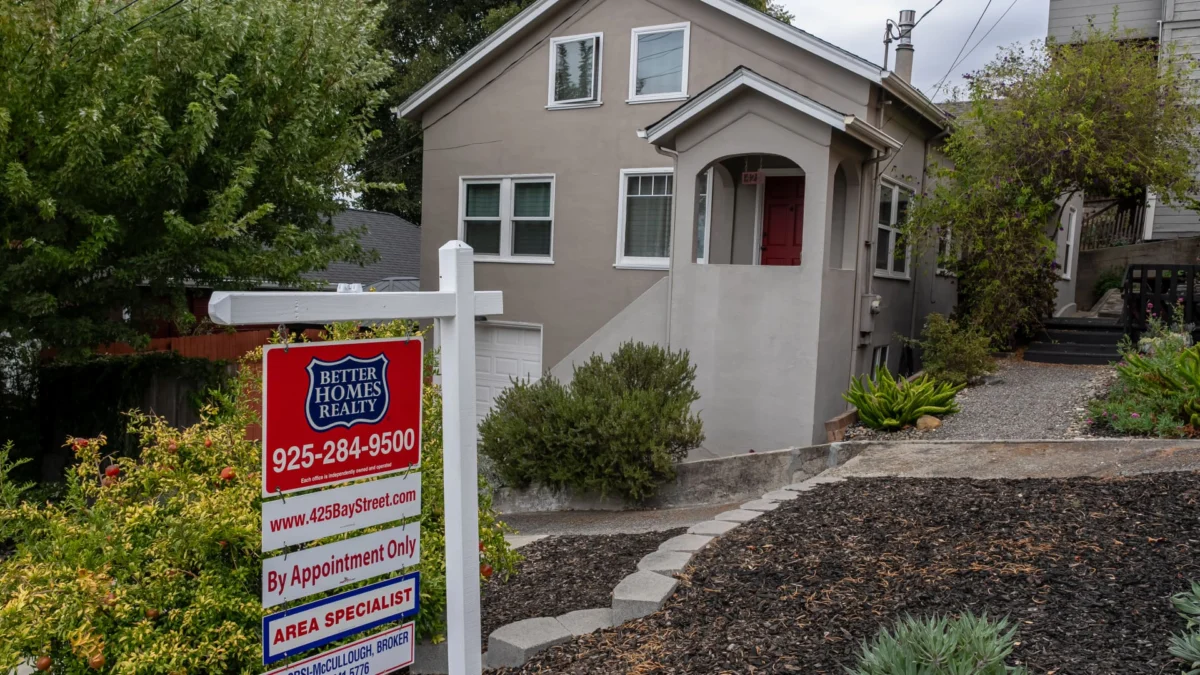 Mortgage demand falls 19% as rates surge to 2025 highs