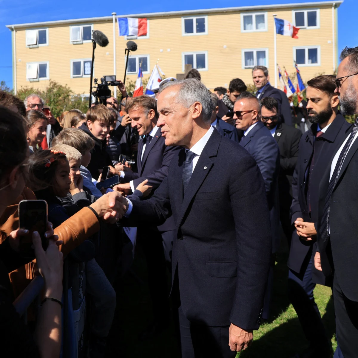 Canada and France Leaders Meet Amid EU Associate Membership Offer