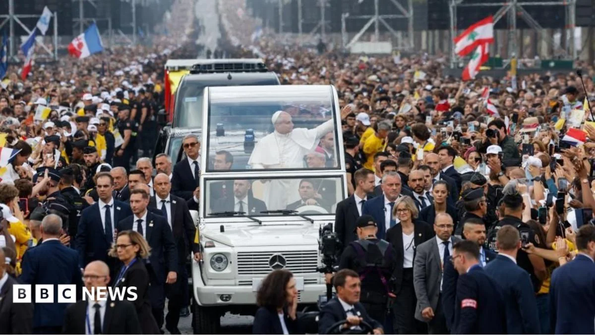 Pope Praises Youth at Paris Open-Air Mass