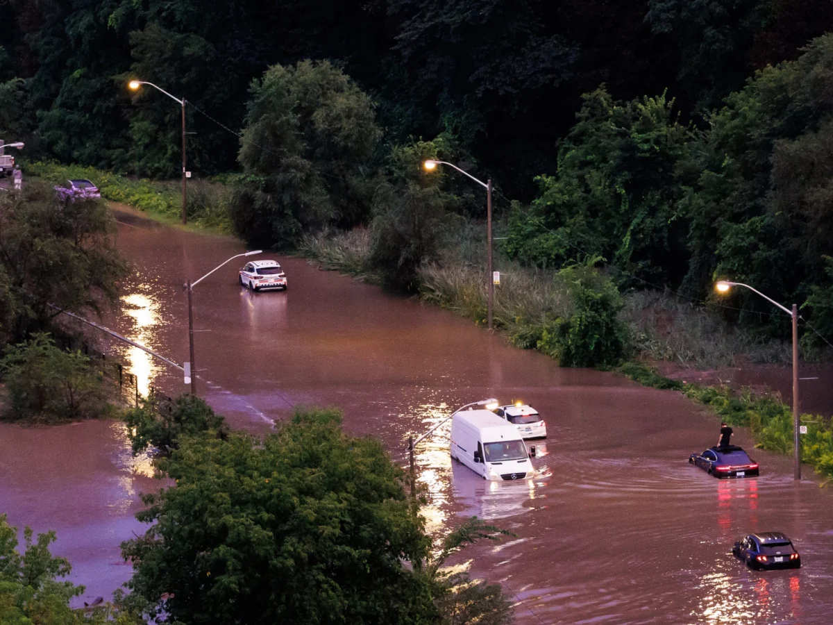 Powerful storm cuts power, cancels flights in Toronto