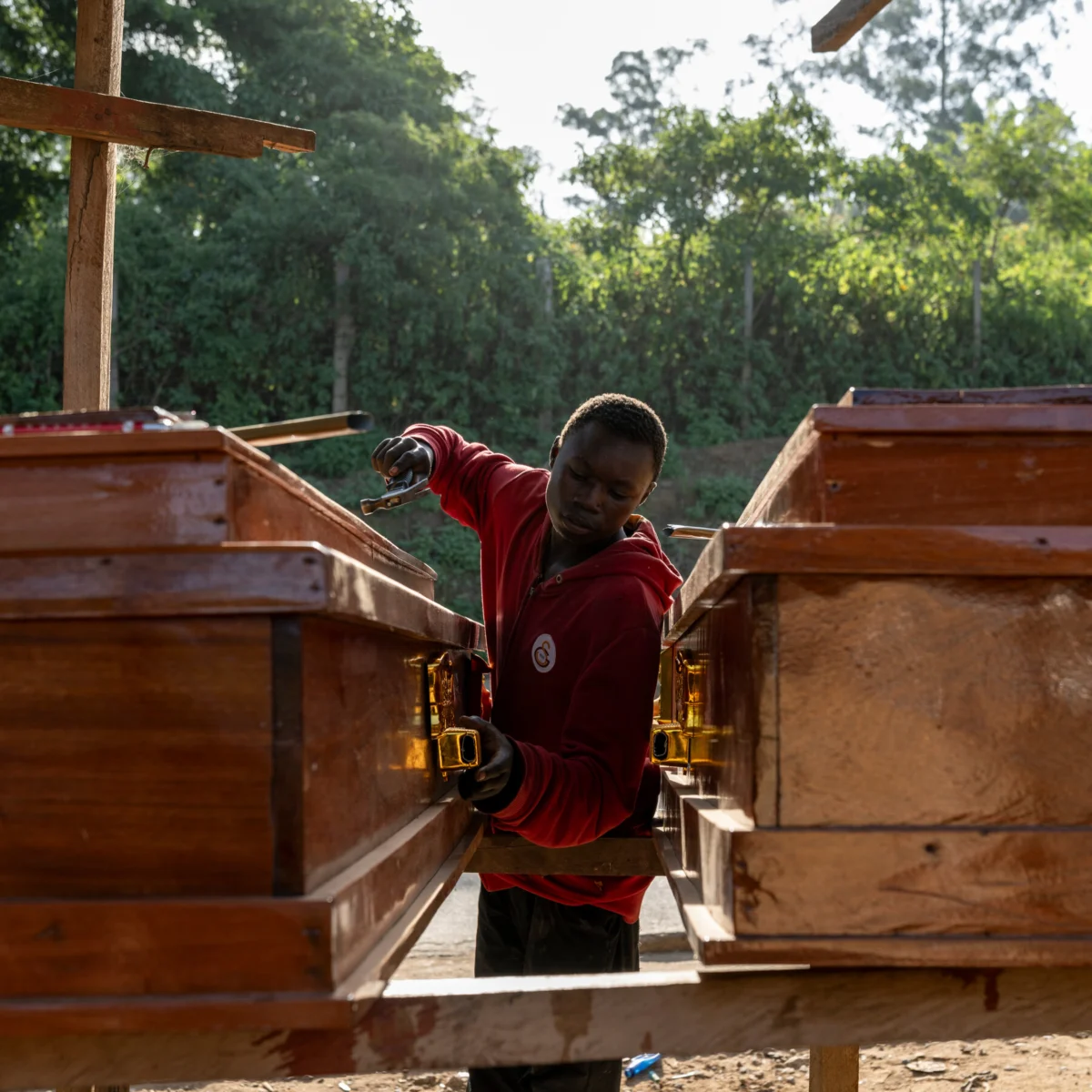 Coffin Makers in Ebola-Hit City Debate Safe Burials