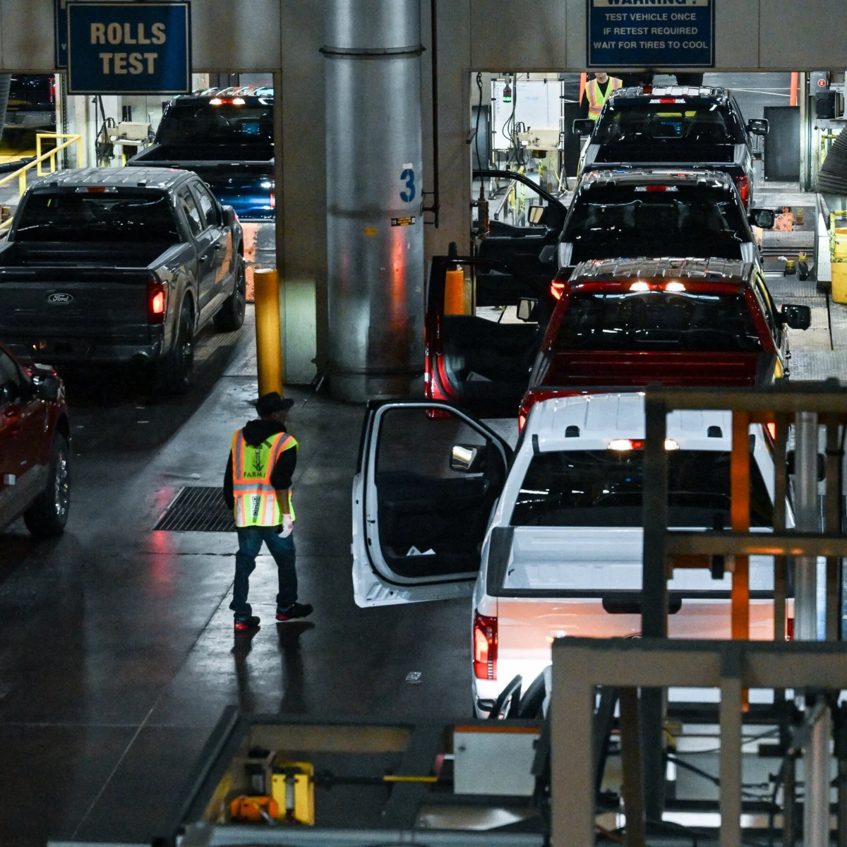 Trump Scales Back Fuel Economy Rules Amid GOP Ad Campaign