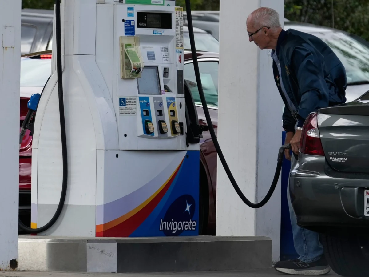 Trump Vows to Roll Back Biden-Era US Fuel Economy Rules