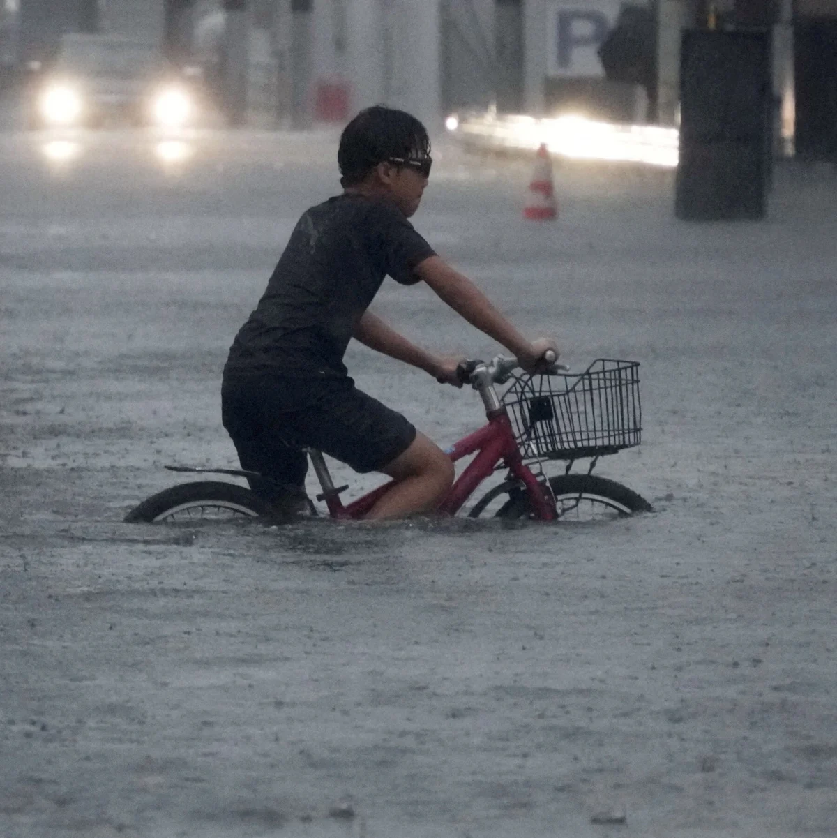 Typhoon Dujuan Kills 5 in Japan as Tokyo Stays Under Evacuation Orders