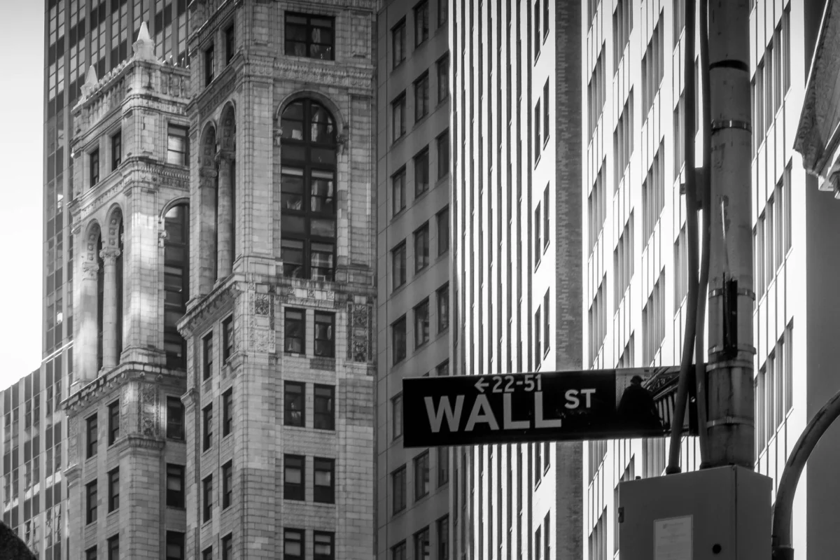 Wall Street Gains as Bond Yields Drop, Oil Prices Rise
