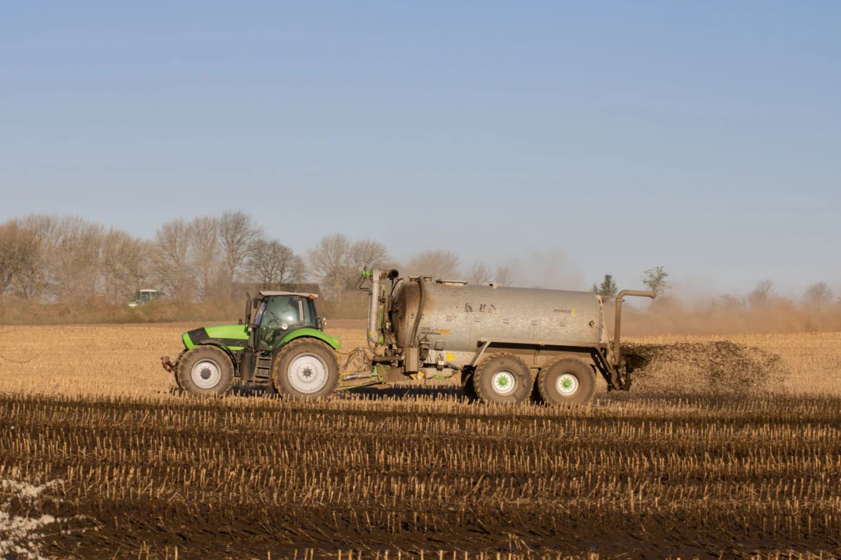 Trump Pursues Fertilizer Deal With Belarus Amid Canada Tensions