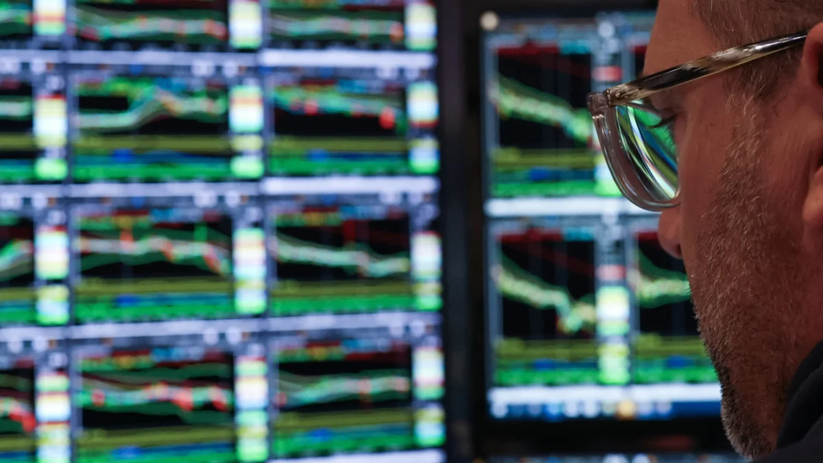 10-Year Treasury Yield Falls Below 5% Amid AI-Driven Market Jitters