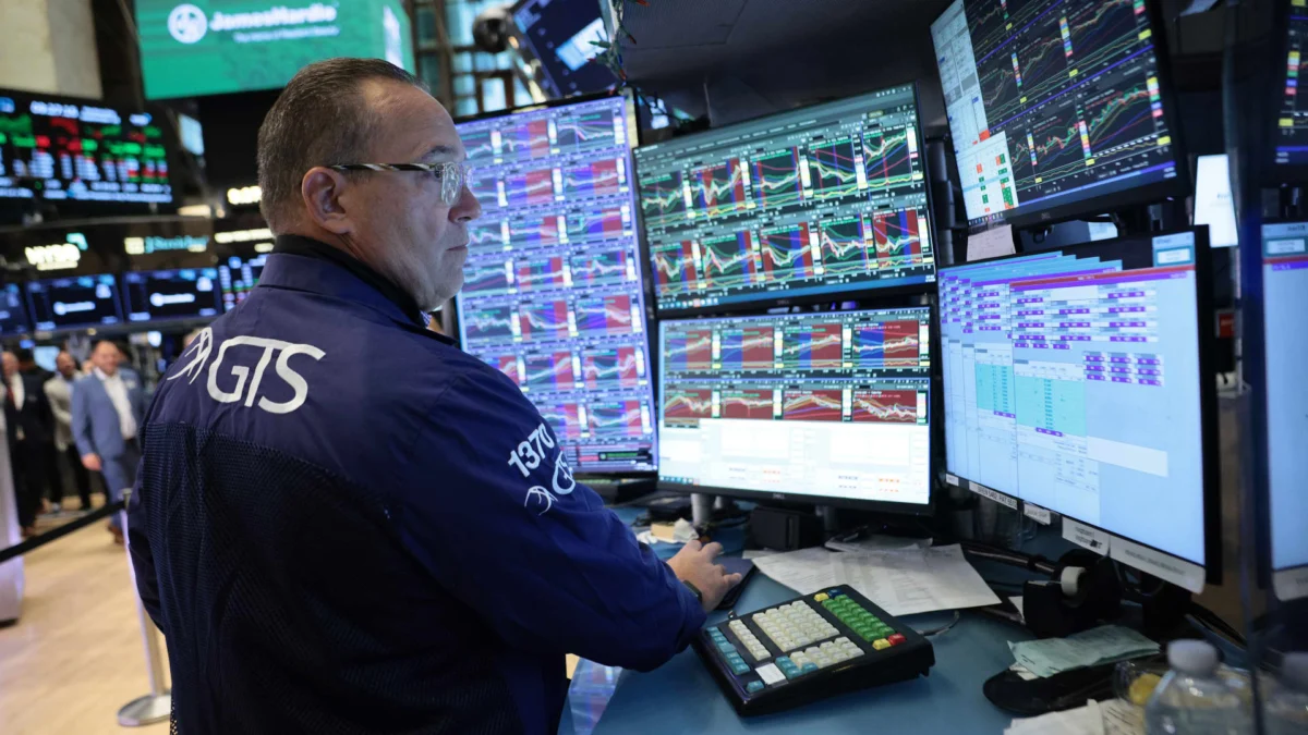 10-Year Treasury Yields Dip After Earlier Gain Awaits Data